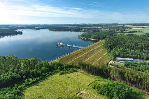 Vodárenská nádrž Švihov jako klíčový zdroj pitné vody: ministr zemědělství ocenil spolupráci Povodí Vltavy se zemědělskými subjekty a dlouhodobou ochranu vodních zdrojů