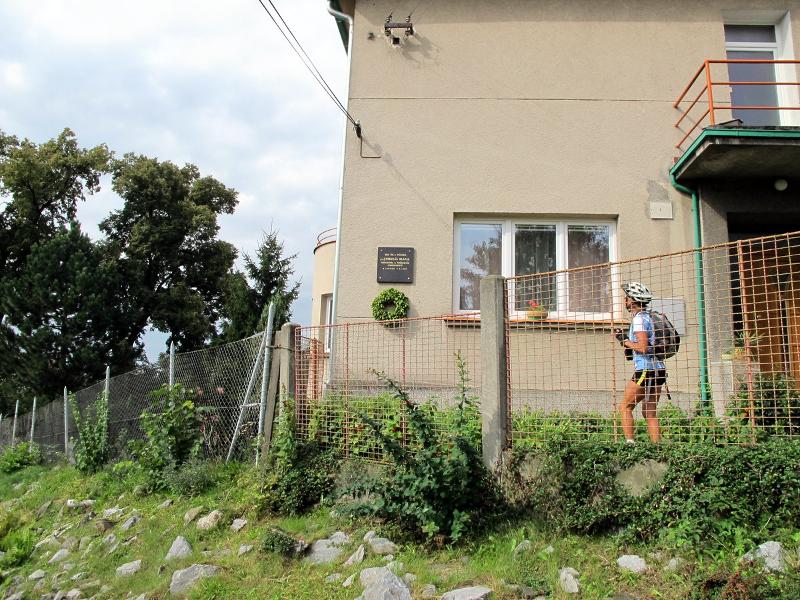 věnec pod pamětní deskou prof. Mikuláše Klapala