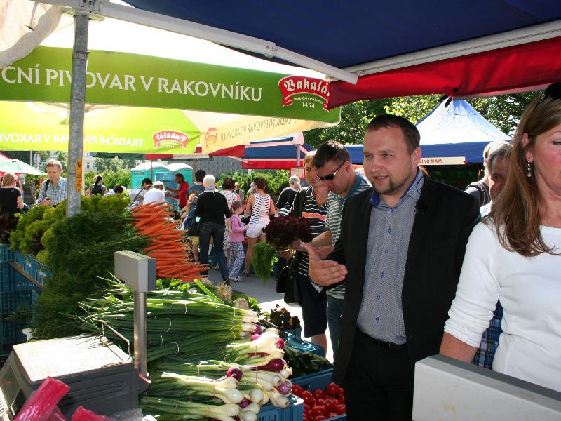 Ministr Jurečka při kontrole farmářského tržiště