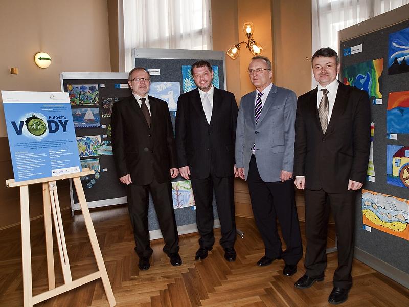 Ředitelé státních podniků povodí s obrázky dětské soutěže Putování vody (zleva - Jiří Nedoma /povodí Ohře/, Petr Kubala /povodí Vltavy/, Tomáš Vaněk /povodí Labe/, Ivan Pospíšil /povodí Odry/) 