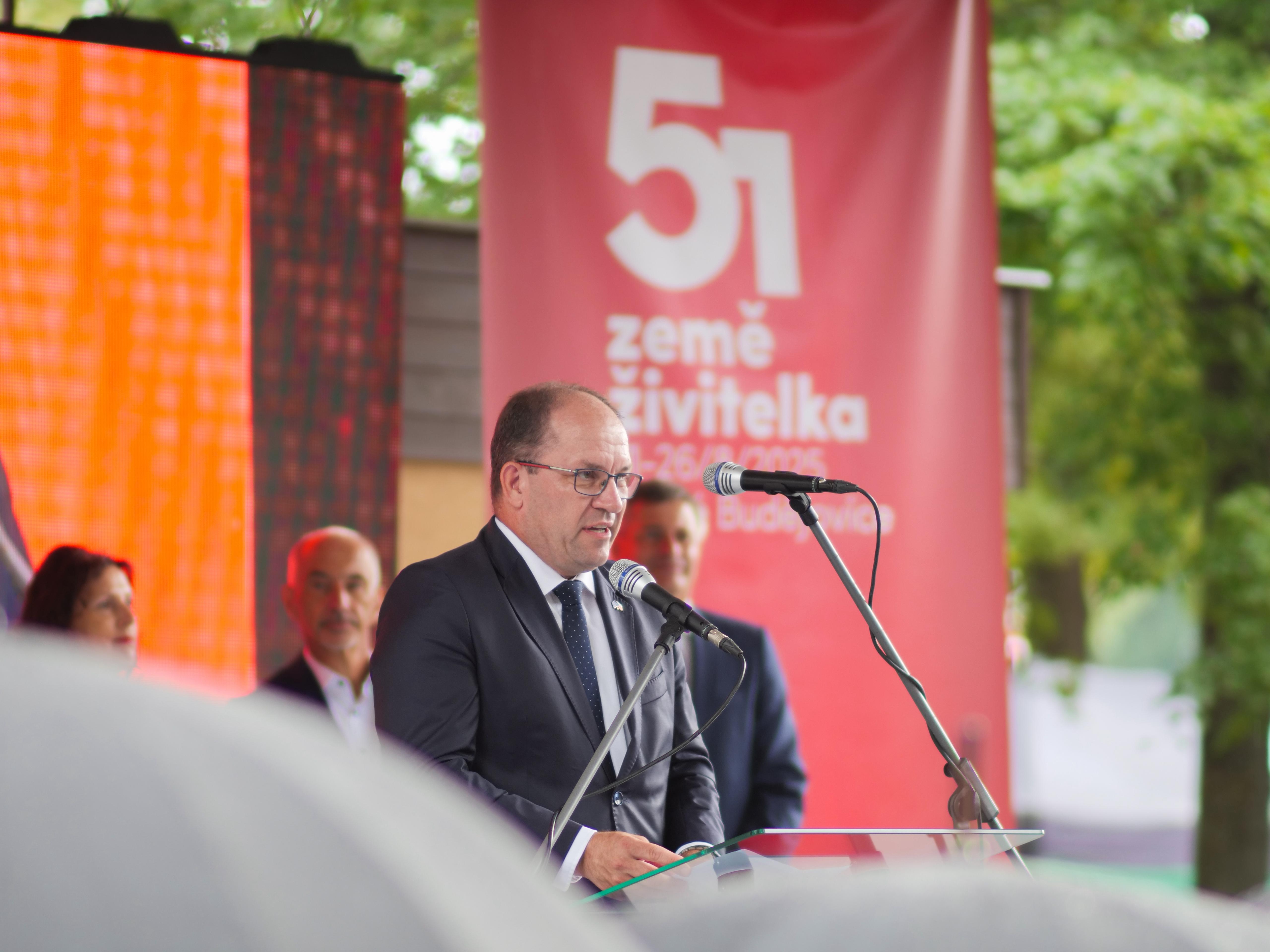 Země živitelka 2025: Technologie, udržitelnost a evropský dialog. Poprvé v historii výstavu zahájil eurokomisař pro zemědělství