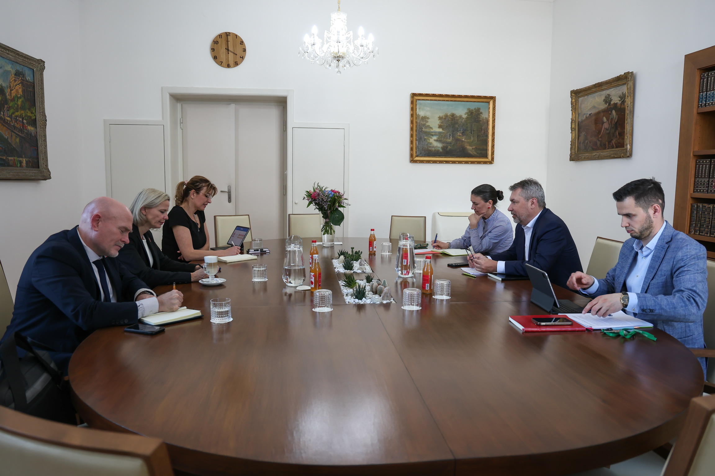 U veřejných zadavatelů chceme zvýšit podíl lokálních potravin, shodli se ministr Šebestyán s ministryní Mrázovou