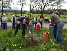 Náměstek Vilém Žák na farmářské slavnosti u Sýsových.
